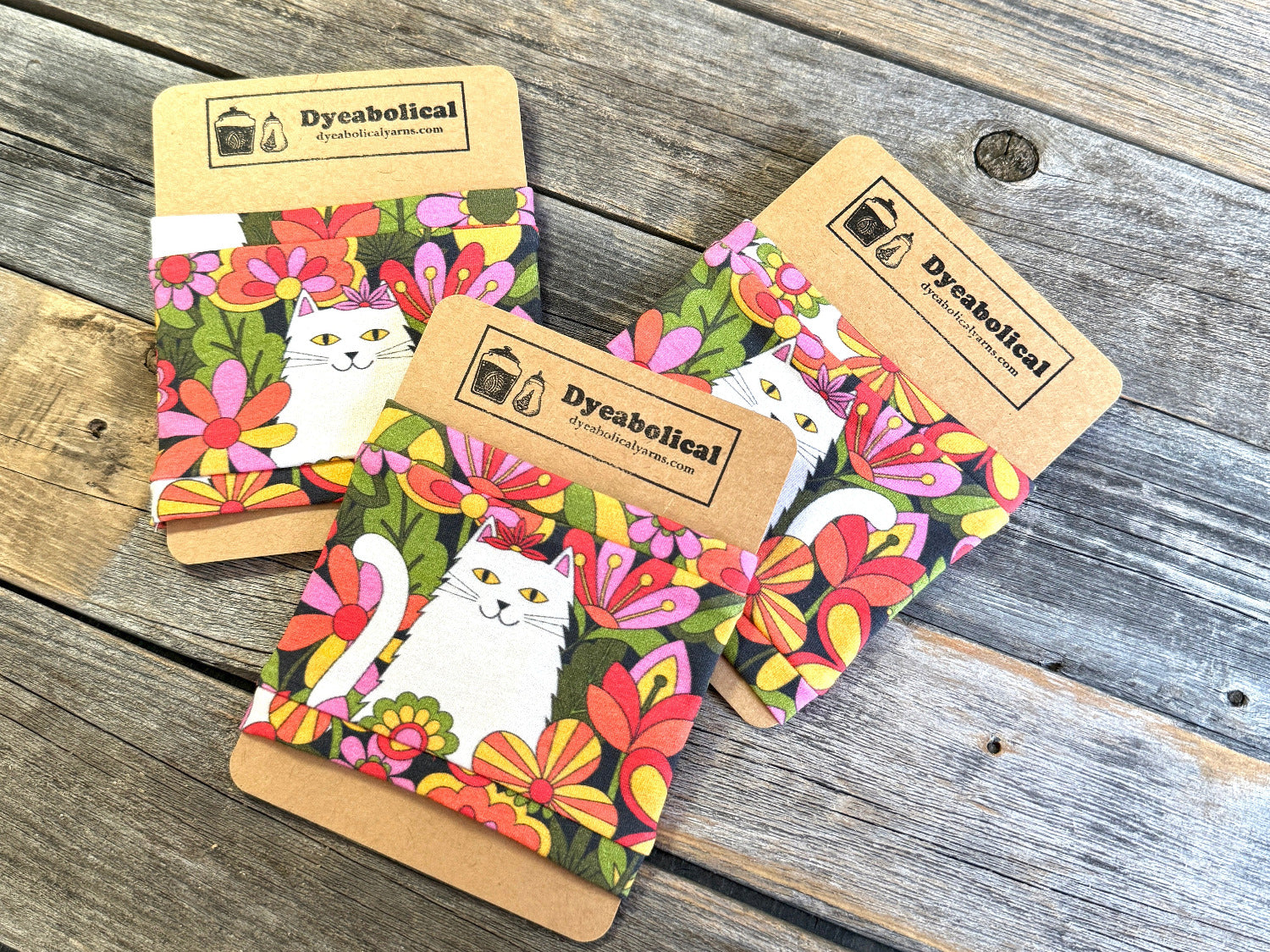 Yarn Sleeve with white cat and retro florals